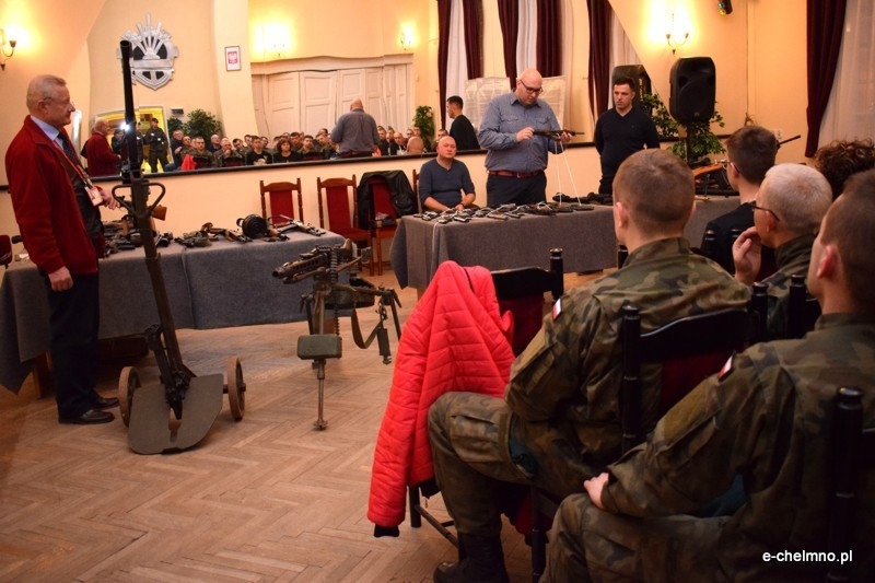 Pokaz broni historycznej i strzeleckiej w klubie 3 batalionu drogowo-mostowego