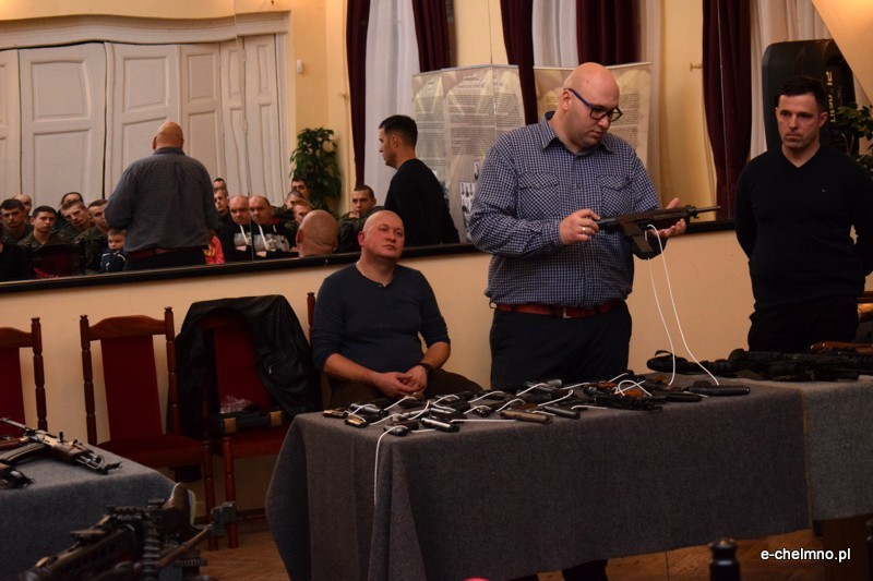Pokaz broni historycznej i strzeleckiej w klubie 3 batalionu drogowo-mostowego