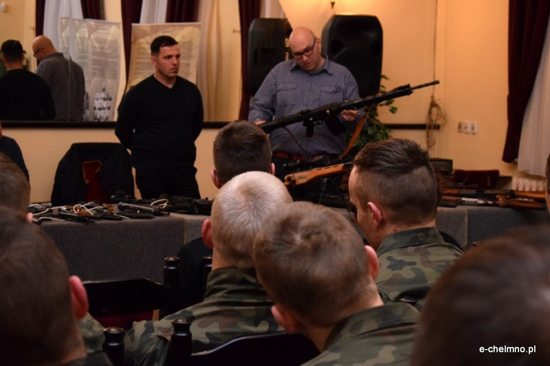 Pokaz broni historycznej i strzeleckiej w klubie 3 batalionu drogowo-mostowego