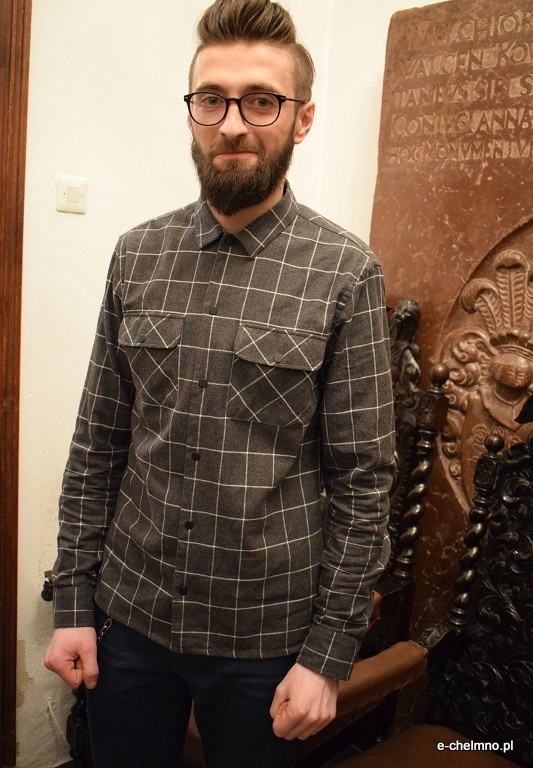 Liczne grono zainteresowanych osób na wernisażu prac malarskich i fotografii Michała Rutkowskiego