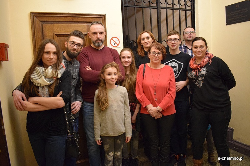 Liczne grono zainteresowanych osób na wernisażu prac malarskich i fotografii Michała Rutkowskiego