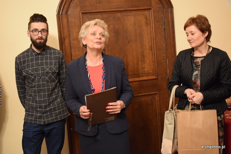 Liczne grono zainteresowanych osób na wernisażu prac malarskich i fotografii Michała Rutkowskiego