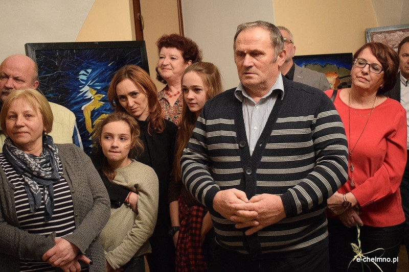 Liczne grono zainteresowanych osób na wernisażu prac malarskich i fotografii Michała Rutkowskiego
