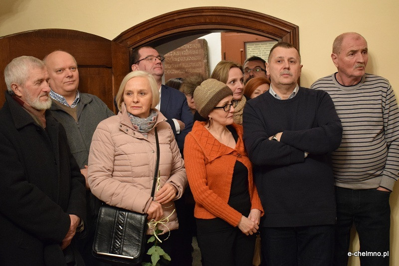 Liczne grono zainteresowanych osób na wernisażu prac malarskich i fotografii Michała Rutkowskiego