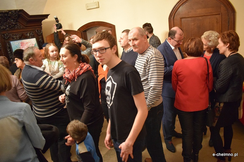 Liczne grono zainteresowanych osób na wernisażu prac malarskich i fotografii Michała Rutkowskiego