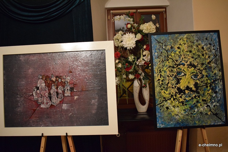 Liczne grono zainteresowanych osób na wernisażu prac malarskich i fotografii Michała Rutkowskiego