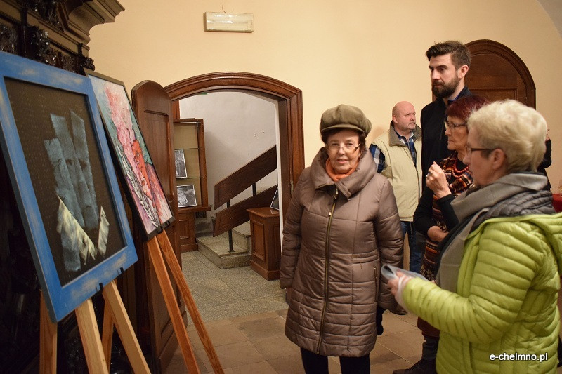 Liczne grono zainteresowanych osób na wernisażu prac malarskich i fotografii Michała Rutkowskiego