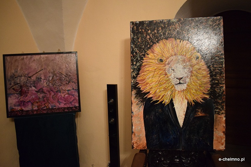 Liczne grono zainteresowanych osób na wernisażu prac malarskich i fotografii Michała Rutkowskiego