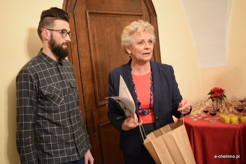 Liczne grono zainteresowanych osób na wernisażu prac malarskich i fotografii Michała Rutkowskiego