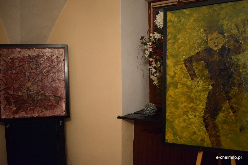 Liczne grono zainteresowanych osób na wernisażu prac malarskich i fotografii Michała Rutkowskiego