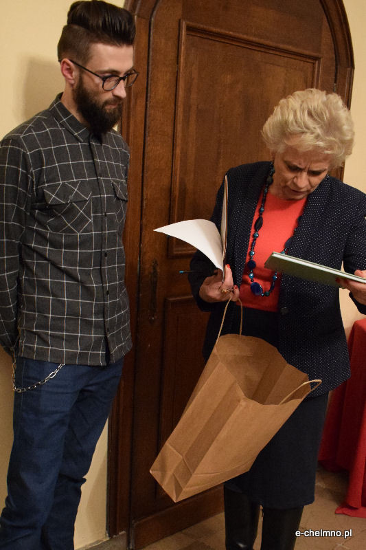 Liczne grono zainteresowanych osób na wernisażu prac malarskich i fotografii Michała Rutkowskiego