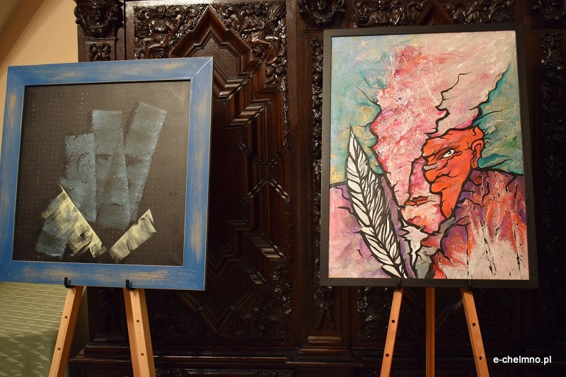 Liczne grono zainteresowanych osób na wernisażu prac malarskich i fotografii Michała Rutkowskiego