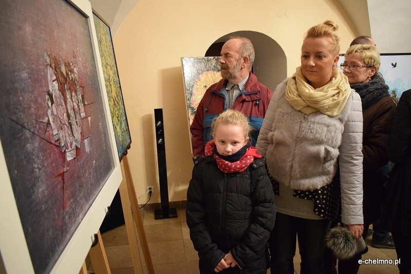 Liczne grono zainteresowanych osób na wernisażu prac malarskich i fotografii Michała Rutkowskiego