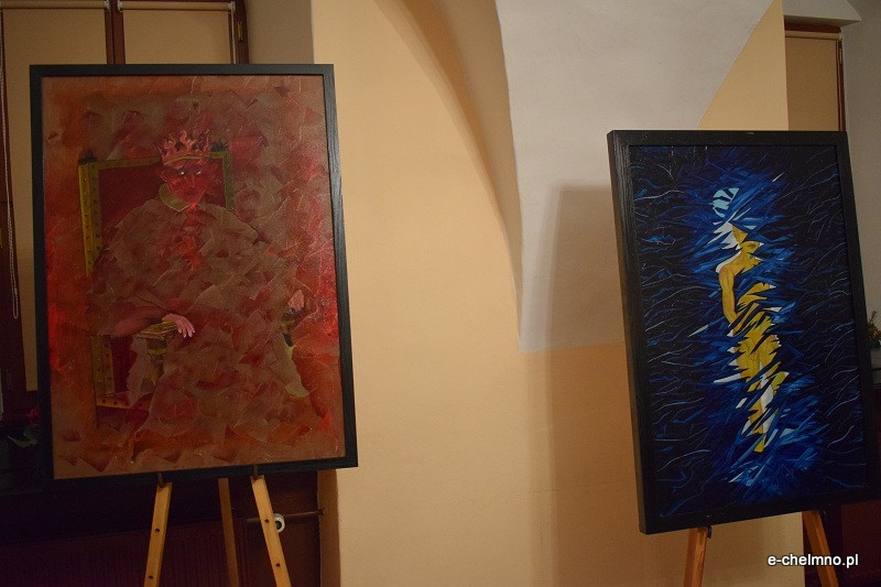 Liczne grono zainteresowanych osób na wernisażu prac malarskich i fotografii Michała Rutkowskiego