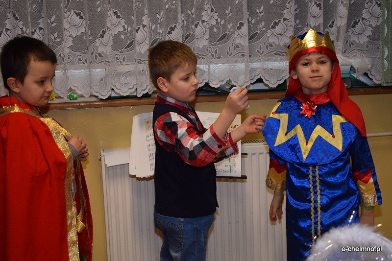 Wspomnienie Jasełkowe - przedstawienie w dla zaproszonych gości w Katolickiej Szkole Podstawowej