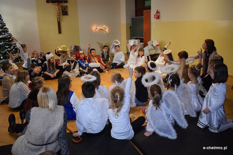 Wspomnienie Jasełkowe - przedstawienie w dla zaproszonych gości w Katolickiej Szkole Podstawowej