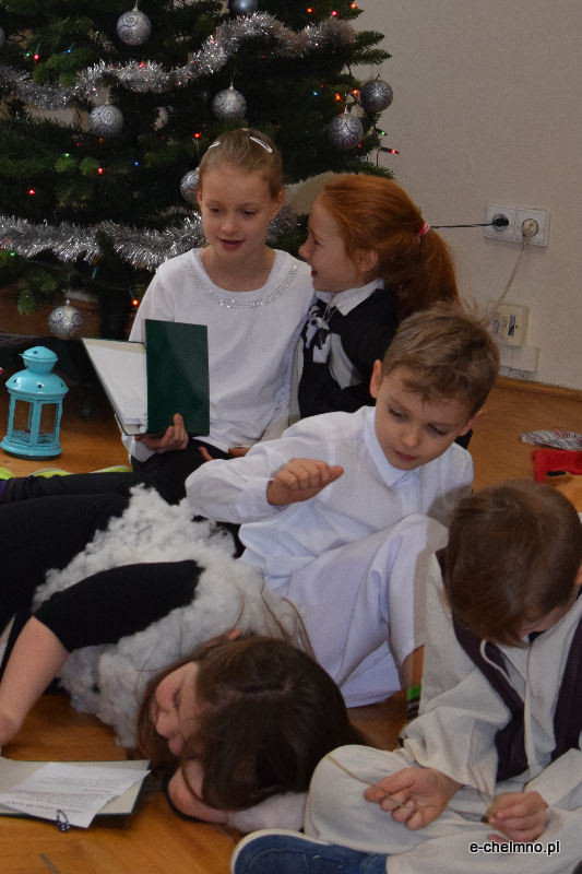 Wspomnienie Jasełkowe - przedstawienie w dla zaproszonych gości w Katolickiej Szkole Podstawowej