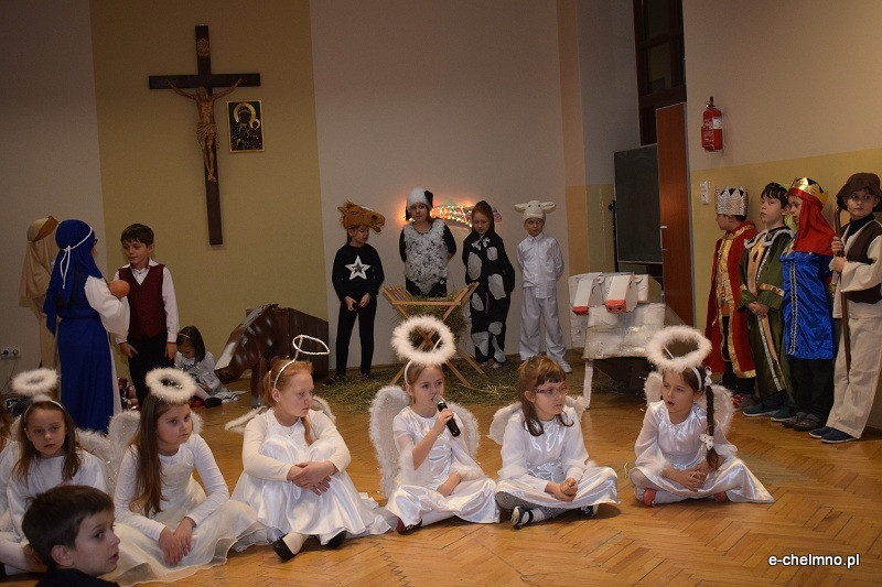 Wspomnienie Jasełkowe - przedstawienie w dla zaproszonych gości w Katolickiej Szkole Podstawowej