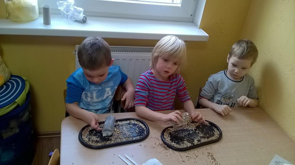 Akcja dokarmiania ptaków zimą w Niepublicznym Przedszkolu 