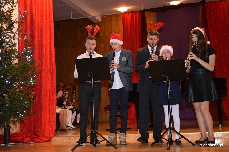 Koncert kolęd w wykonaniu uczniów klas fletu i klarnetu w Państwowej Szkole Muzycznej