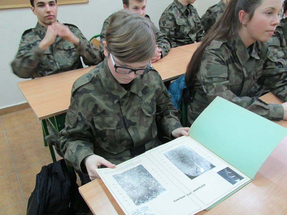 Zajęcia z kryminalistyki w Zespole Szkół nr 2 im. Adama Mickiewicza