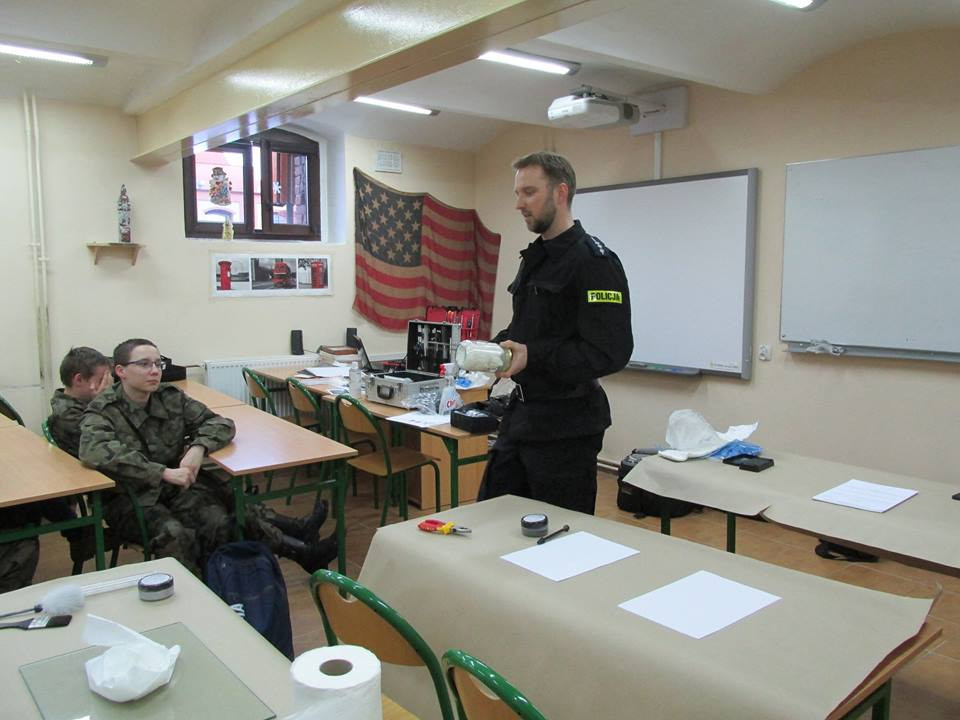 Zajęcia z kryminalistyki w Zespole Szkół nr 2 im. Adama Mickiewicza