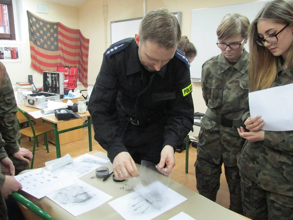 Zajęcia z kryminalistyki w Zespole Szkół nr 2 im. Adama Mickiewicza