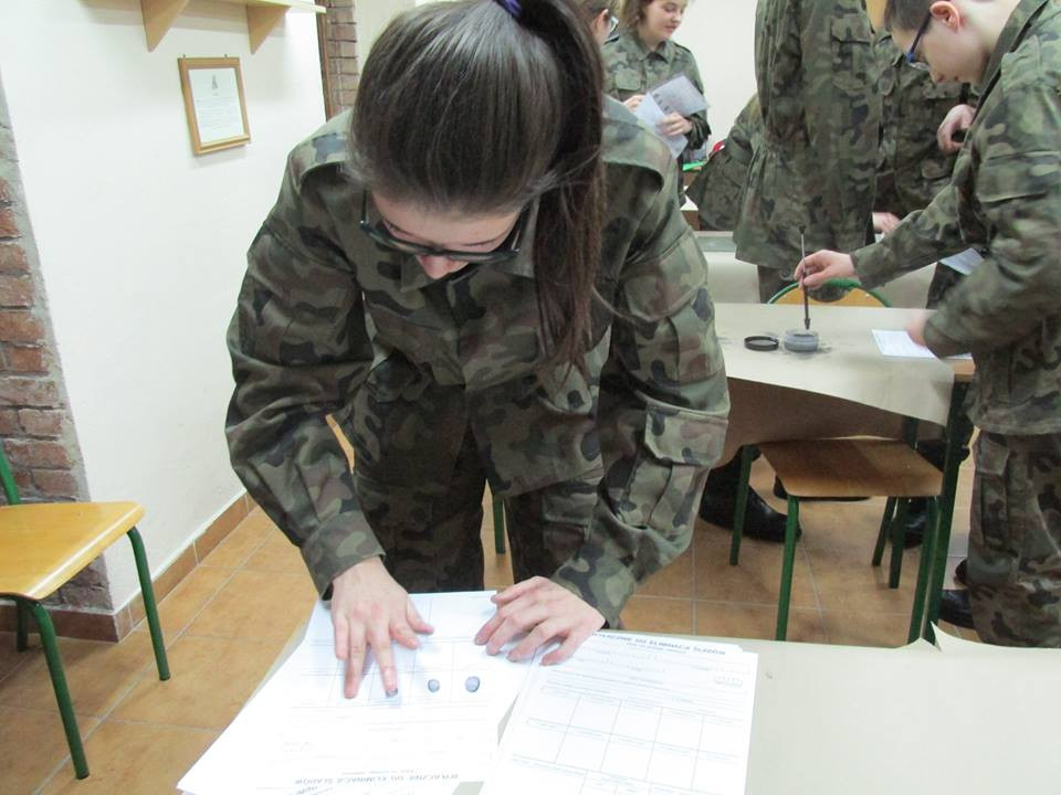 Zajęcia z kryminalistyki w Zespole Szkół nr 2 im. Adama Mickiewicza