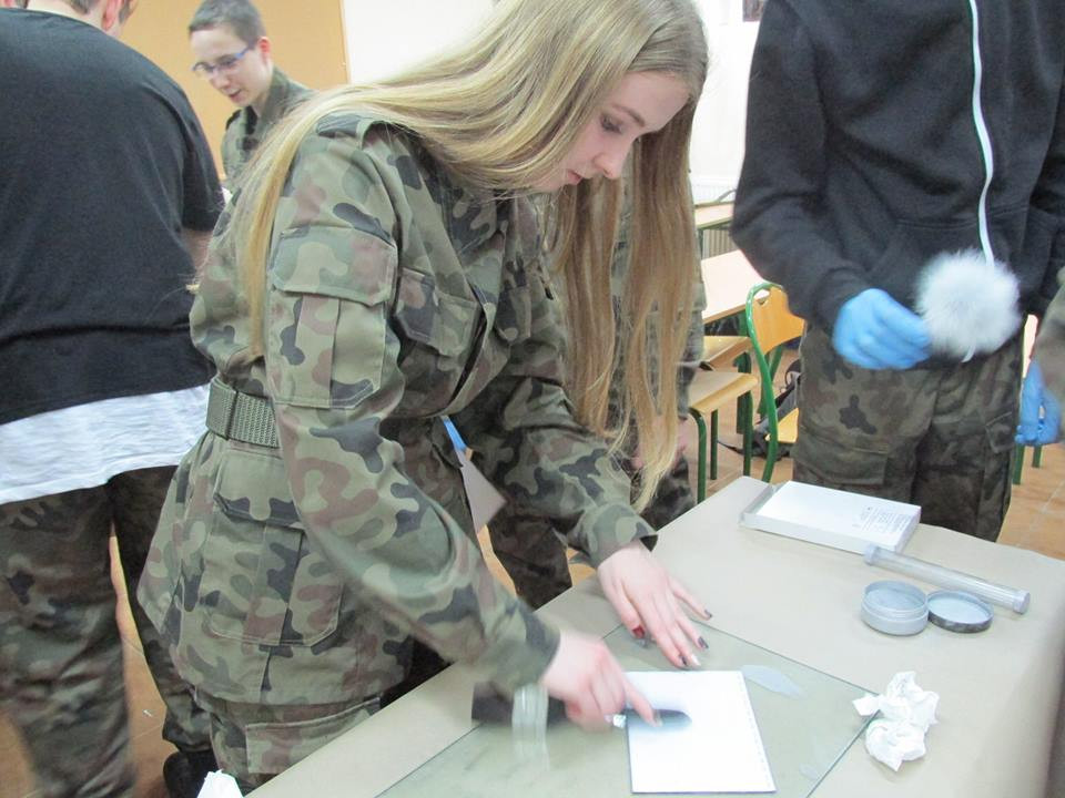 Zajęcia z kryminalistyki w Zespole Szkół nr 2 im. Adama Mickiewicza