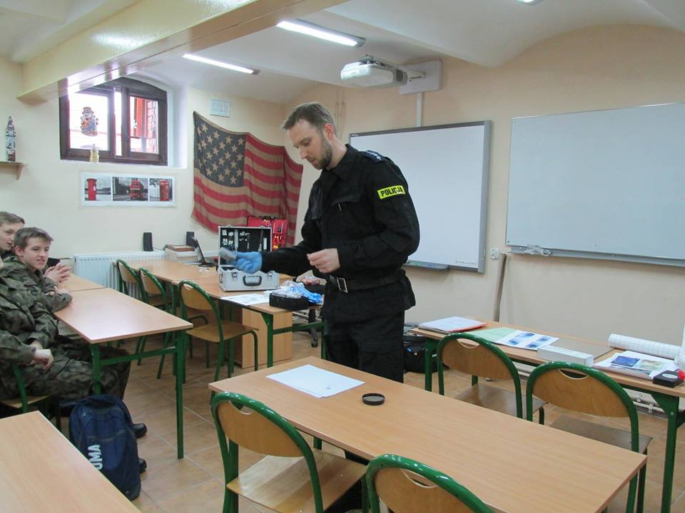Zajęcia z kryminalistyki w Zespole Szkół nr 2 im. Adama Mickiewicza