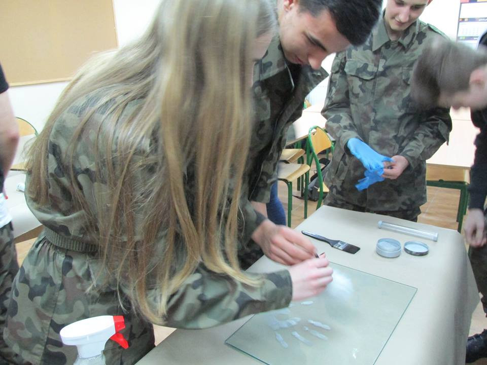 Zajęcia z kryminalistyki w Zespole Szkół nr 2 im. Adama Mickiewicza