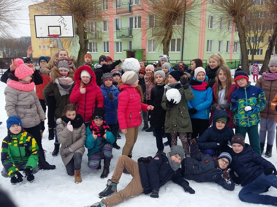 Bezpieczne zabawy na śniegu w Szkole Podstawowej nr 4
