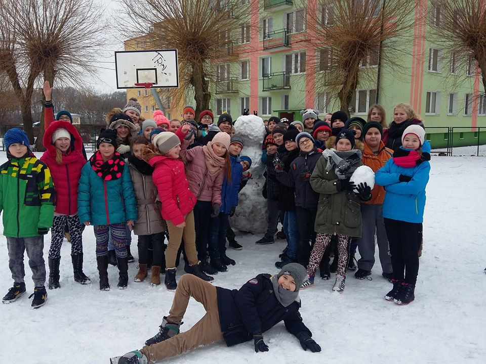 Bezpieczne zabawy na śniegu w Szkole Podstawowej nr 4
