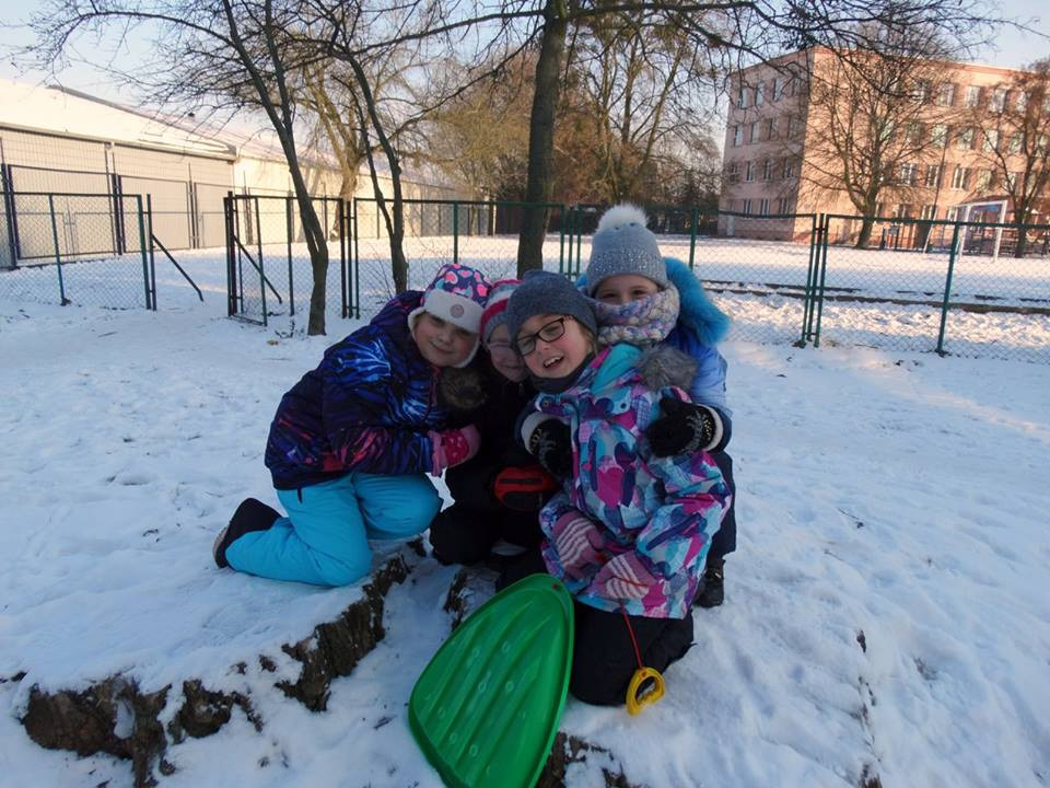 Bezpieczne zabawy na śniegu w Szkole Podstawowej nr 4