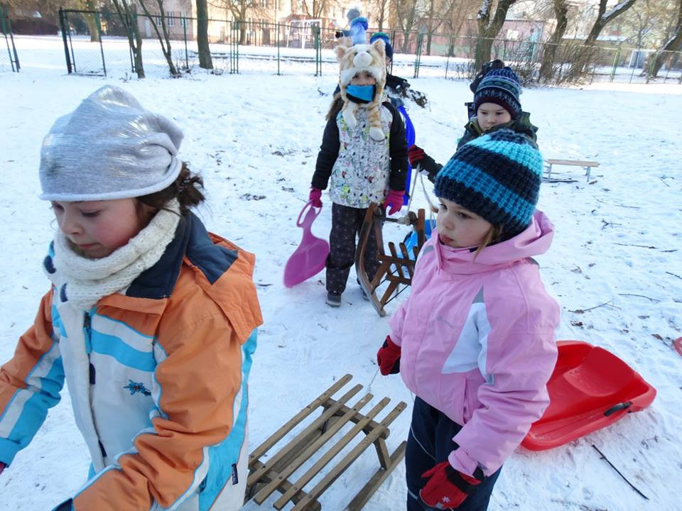 Bezpieczne zabawy na śniegu w Szkole Podstawowej nr 4