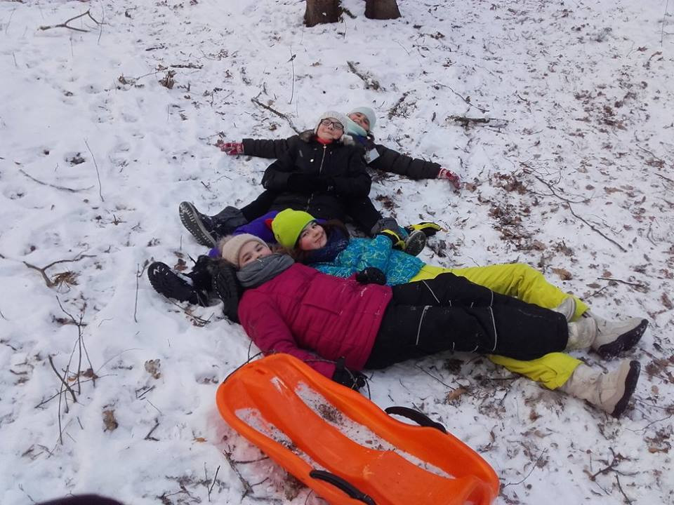 Bezpieczne zabawy na śniegu w Szkole Podstawowej nr 4