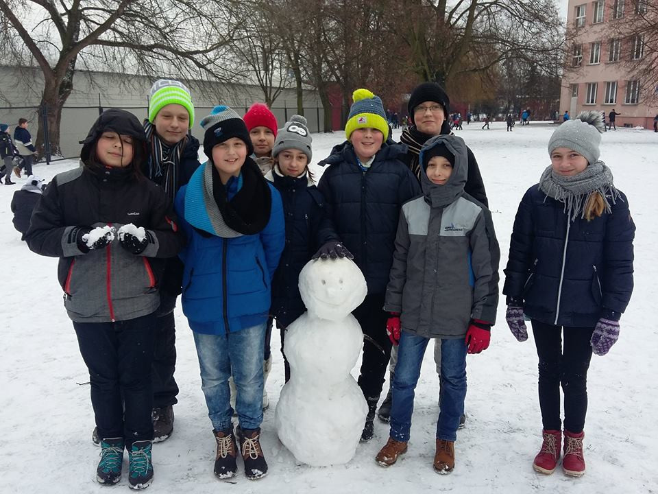 Bezpieczne zabawy na śniegu w Szkole Podstawowej nr 4