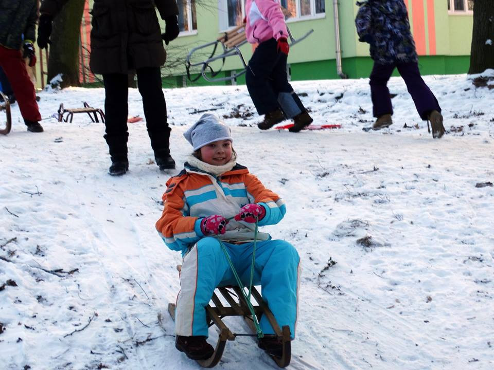 Bezpieczne zabawy na śniegu w Szkole Podstawowej nr 4