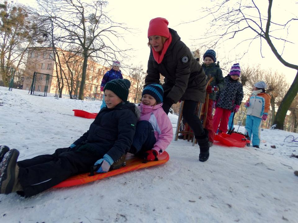 Bezpieczne zabawy na śniegu w Szkole Podstawowej nr 4
