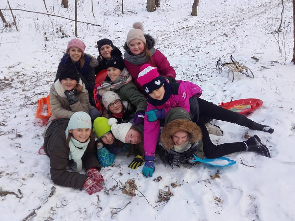 Bezpieczne zabawy na śniegu w Szkole Podstawowej nr 4