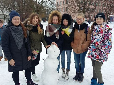 Bezpieczne zabawy na śniegu w Szkole Podstawowej nr 4