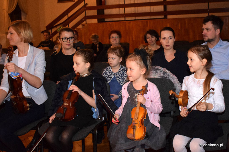 Koncert dzieci z sekcji smyczkowej w Państwowej Szkole Muzycznej