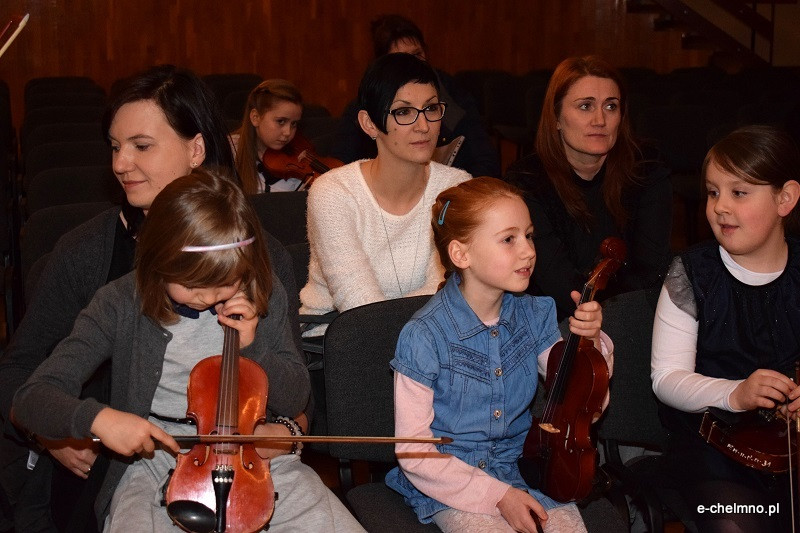 Koncert dzieci z sekcji smyczkowej w Państwowej Szkole Muzycznej