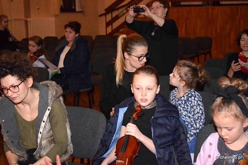 Koncert dzieci z sekcji smyczkowej w Państwowej Szkole Muzycznej