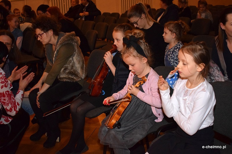 Koncert dzieci z sekcji smyczkowej w Państwowej Szkole Muzycznej