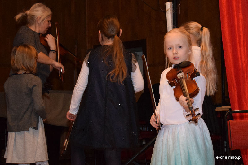 Koncert dzieci z sekcji smyczkowej w Państwowej Szkole Muzycznej