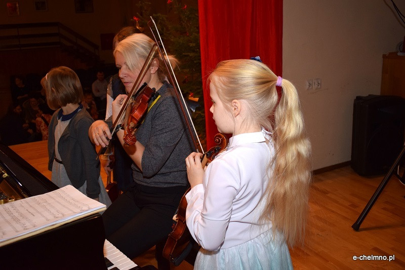Koncert dzieci z sekcji smyczkowej w Państwowej Szkole Muzycznej