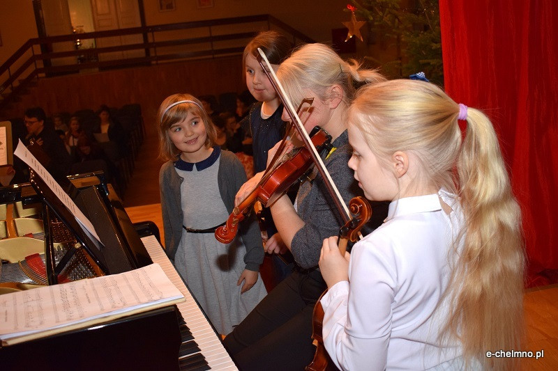 Koncert dzieci z sekcji smyczkowej w Państwowej Szkole Muzycznej