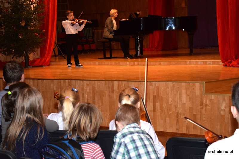 Koncert dzieci z sekcji smyczkowej w Państwowej Szkole Muzycznej