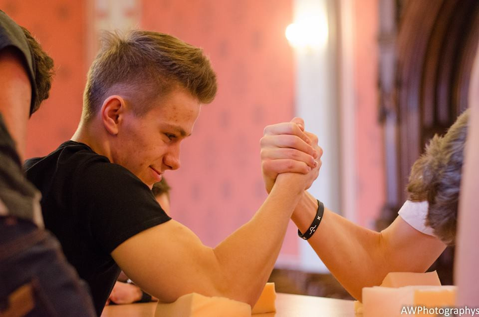 Zawody szkolne w siłowaniu na rękę w ZSO nr 1